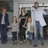 Felipe et Letizia d'Espagne ont visité avec leurs filles les princesses Leonor (presque 8 ans) et Sofia (6 ans) le roi Juan Carlos Ier d'Espagne le 27 septembre 2013 à l'hôpital Quiron de la banlieue de Madrid, où le souverain a été opéré de la hanche.
