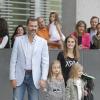 Felipe et Letizia d'Espagne ont visité avec leurs filles les princesses Leonor (presque 8 ans) et Sofia (6 ans) le roi Juan Carlos Ier d'Espagne le 27 septembre 2013 à l'hôpital Quiron de la banlieue de Madrid, où le souverain a été opéré de la hanche.