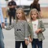 Les princesses Leonor (presque 8 ans) et Sofia (6 ans), filles de Felipe et Letizia d'Espagne, ont visité leur papy le roi Juan Carlos Ier d'Espagne le 27 septembre 2013 à l'hôpital Quiron de la banlieue de Madrid, où le souverain a été opéré de la hanche.