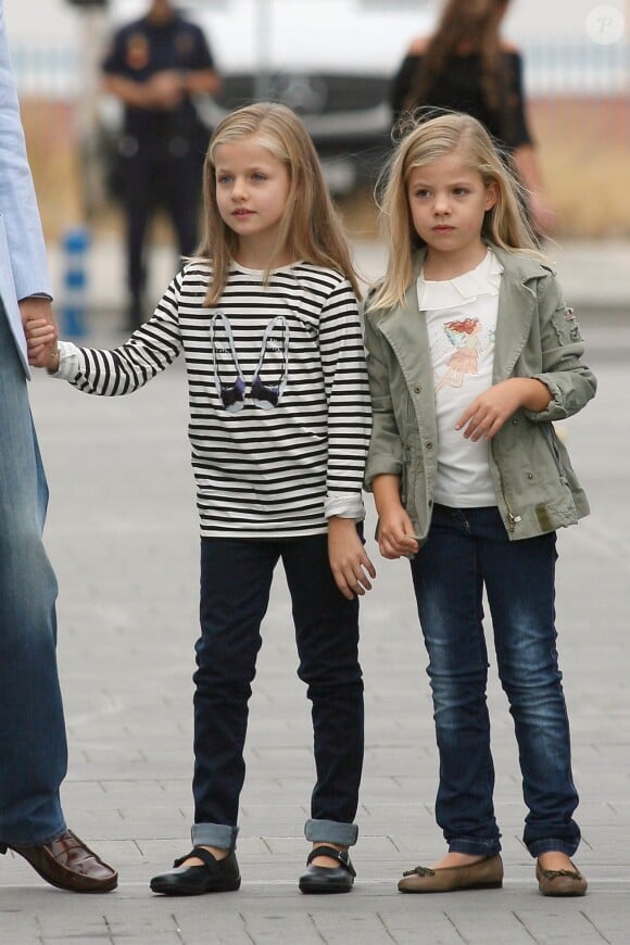 Les princesses Leonor (presque 8 ans) et Sofia (6 ans), filles de Felipe et Letizia d'Espagne, ont visité leur papy le roi Juan Carlos Ier d'Espagne le 27 septembre 2013 à l'hôpital Quiron de la banlieue de Madrid, où le souverain a été opéré de la hanche.