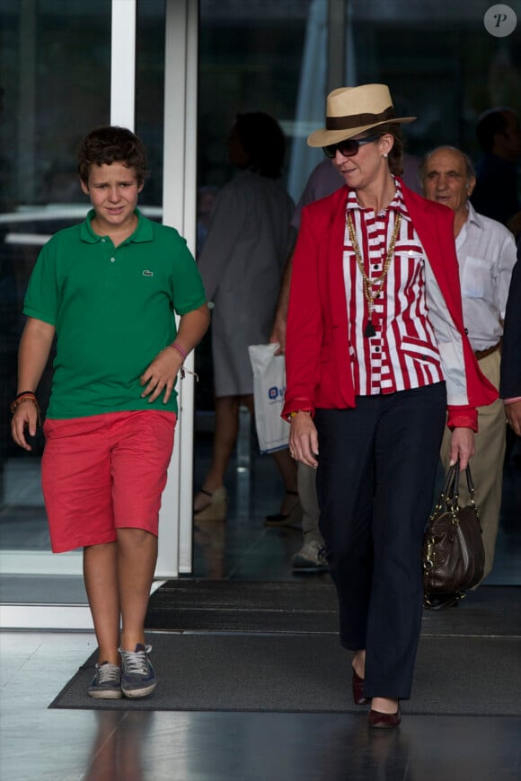 L'infante Elena avait amené son fils Felipe, 15 ans, pour visiter le roi Juan Carlos Ier d'Espagne le 25 septembre 2013 à l'hôpital Quiron de la banlieue de Madrid, où le souverain avait été opéré de la hanche la veille.