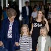 Felipe et Letizia d'Espagne ont visité avec la reine Sofia et leurs filles les princesses Leonor (presque 8 ans) et Sofia (6 ans) le roi Juan Carlos Ier d'Espagne le 27 septembre 2013 à l'hôpital Quiron de la banlieue de Madrid, où le souverain a été opéré de la hanche.