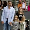 Felipe et Letizia d'Espagne ont visité avec la reine Sofia et leurs filles les princesses Leonor (presque 8 ans) et Sofia (6 ans) le roi Juan Carlos Ier d'Espagne le 27 septembre 2013 à l'hôpital Quiron de la banlieue de Madrid, où le souverain a été opéré de la hanche.