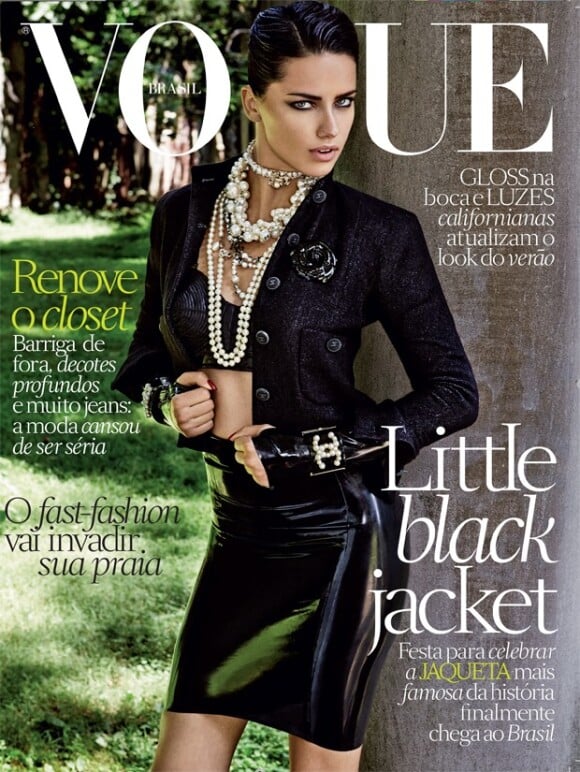 Adriana Lima, sexy en couverture du magazine Vogue Brasil d'octobre 2013. Photo par Giampaolo Sgura.