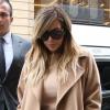 Kim Kardashian dans un manteau Max Mara est allée faire du shopping chez Hermès à Paris. Le 30 septembre 2013.