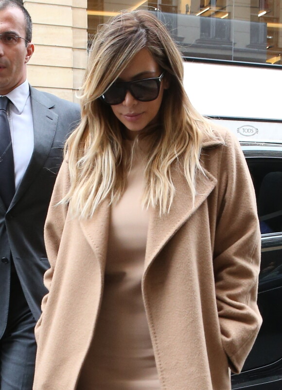 Kim Kardashian dans un manteau Max Mara est allée faire du shopping chez Hermès à Paris. Le 30 septembre 2013.