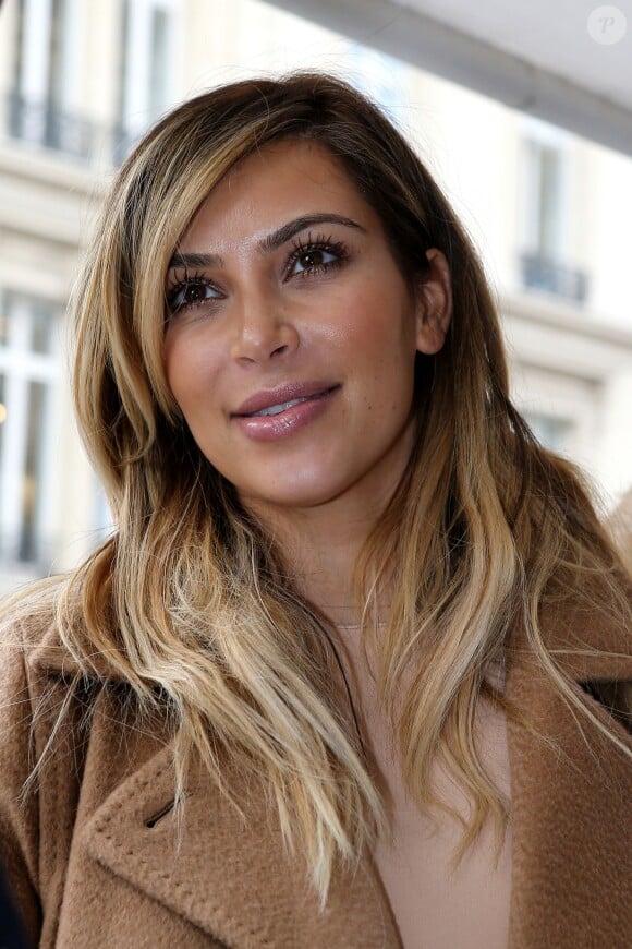 Kim Kardashian se balade avenue Montaigne Avenue à Paris, le 30 septembre 2013.
