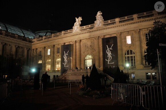 Le Grand Palais aux couleurs de Saint Laurent lors du défilé printemps-été 2014 de la marque. Paris, le 30 septembre 2013.