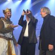 Exclusif - Pierre-François Martin-Laval sur scène et ravi face au Monty Python Terry Jones et Eric Idle lors de la deuxième représentation de la célèbre comédie musicale des Monthy Python "Spamalot" à Bobino à Paris le 28 septembre 2013