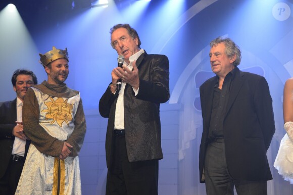 Exclusif - Pierre-François Martin-Laval sur scène et ravi face au Monty Python Terry Jones et Eric Idle lors de la deuxième représentation de la célèbre comédie musicale des Monthy Python "Spamalot" à Bobino à Paris le 28 septembre 2013