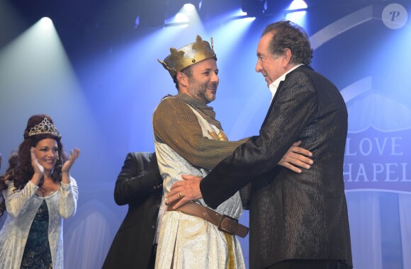 Exclusif - Pierre-François Martin-Laval salue le Monty Python Eric Idle lors de la deuxième représentation de la célèbre comédie musicale des Monthy Python "Spamalot" à Bobino à Paris le 28 septembre 2013