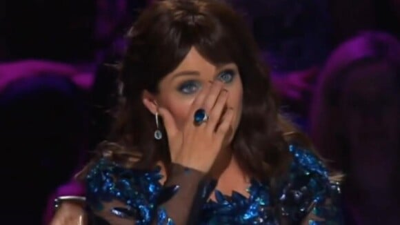 Dannii Minogue : Émue et en deuil dans ''X Factor'' tandis que Kylie s'éclate