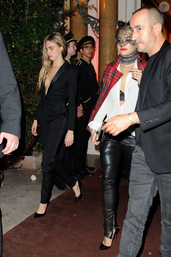 Rita Ora et Cara Delevingne quittent le pavillon Ledoyen après l'after-party de la projection du film Mademoiselle C. Paris, le 1er octobre 2013.