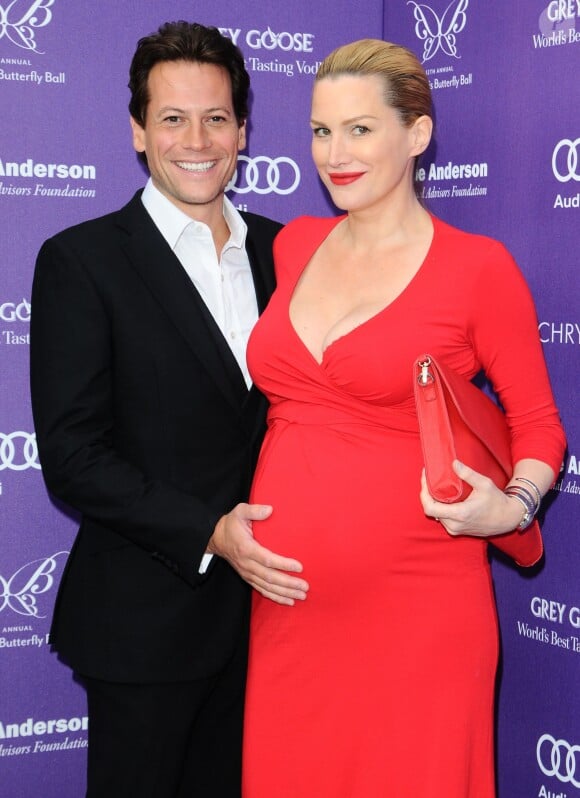 Ioan Gruffudd et Alice Evans, enceinte, à Los Angeles le 8 juin 2013.