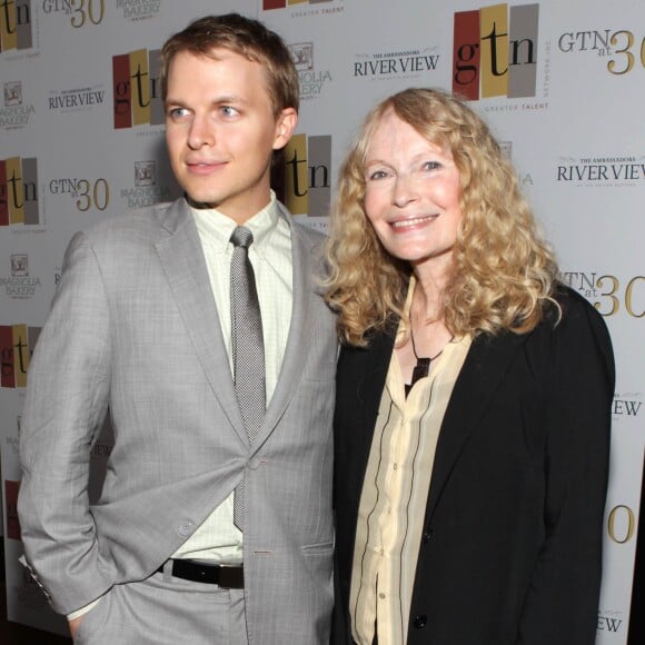 Mia Farrow et son fils Ronan Farrow lors de la soirée d'anniversaire de The Greater Talent Network aux Nations-Unies à New York le 2 mai 2012