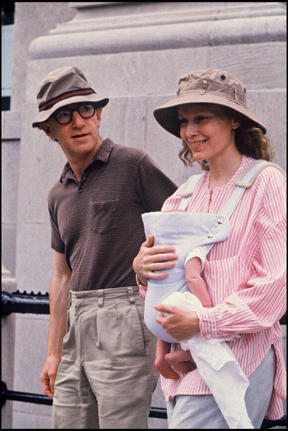 Woody Allen et Mia Farrow avec leur bébé en 1985
