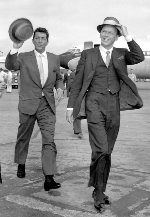 Dean Martin et Frank Sinatra arrivant à Londres (photo d'archive)
