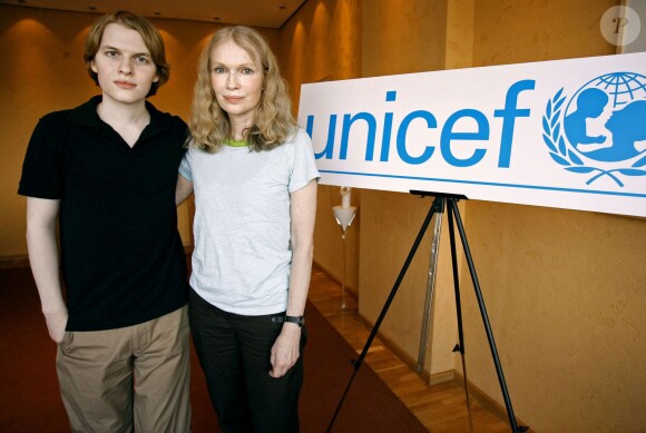 Mia Farrow et son fils Ronan à l'Unicef le 19 juin 2006