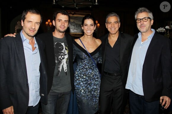 David Heyman, Jonas Cuaron, Sandra Bullock, George Clooney et Alfonso Cuaron lors du déjeuner en l'honneur du le film Gravity à New York le 2 octobre 2013