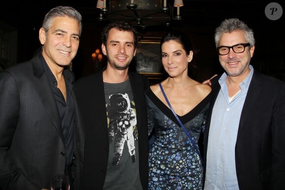 George Clooney, Jonas Cuaron, Sandra Bullock, Alfonso Cuaron lors du déjeuner en l'honneur du le film Gravity à New York le 2 octobre 2013