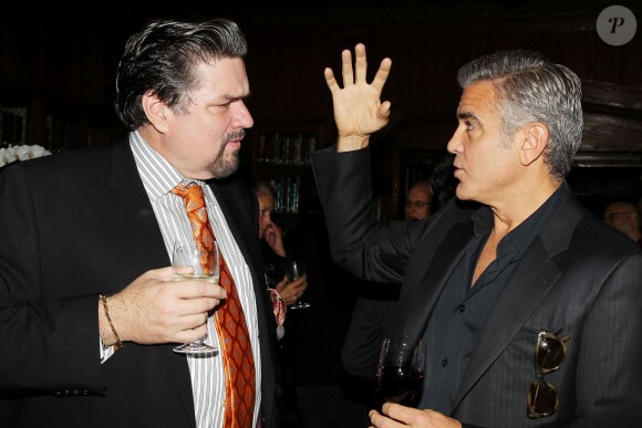 Oliver Platt et George Clooney lors du déjeuner en l'honneur du le film Gravity à New York le 2 octobre 2013