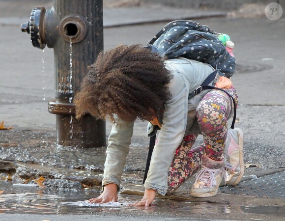 Quvenzhané Wallis tourne une scène musicale du film Annie à Harlem, New York, le 2 octobre 2013.