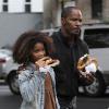 Quvenzhané Wallis et Jamie Foxx sur le tournage du film Annie dans le Queens, New York, le 27 septembre 2013.