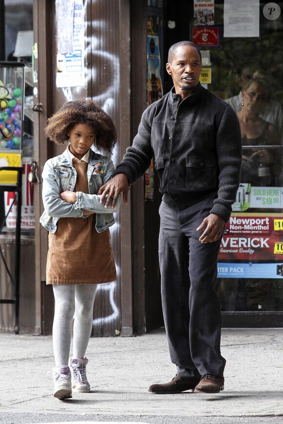 Quvenzhané Wallis et Jamie Foxx sur le tournage du film Annie dans le Queens, New York, le 27 septembre 2013.