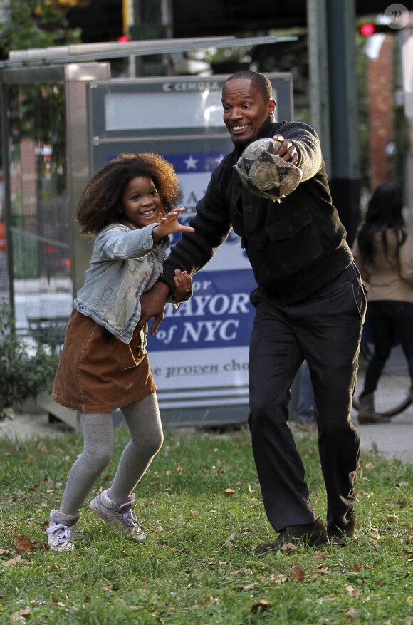 Quvenzhané Wallis et Jamie Foxx sur le tournage du film Annie dans le Queens, New York, le 27 septembre 2013.