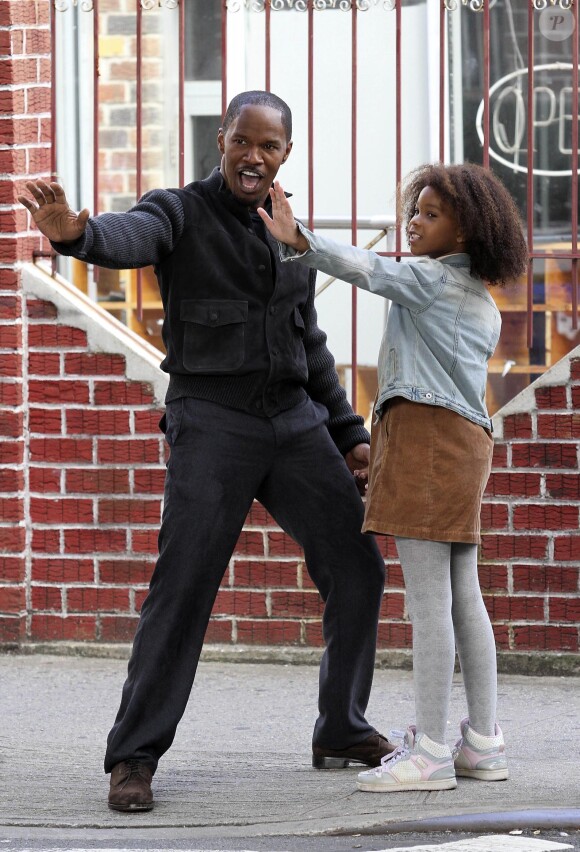 Quvenzhané Wallis et Jamie Foxx sur le tournage du film Annie dans le Queens, New York, le 27 septembre 2013.
