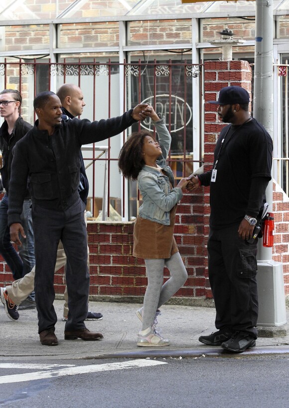 Quvenzhané Wallis et Jamie Foxx sur le tournage du film Annie dans le Queens, New York, le 27 septembre 2013.