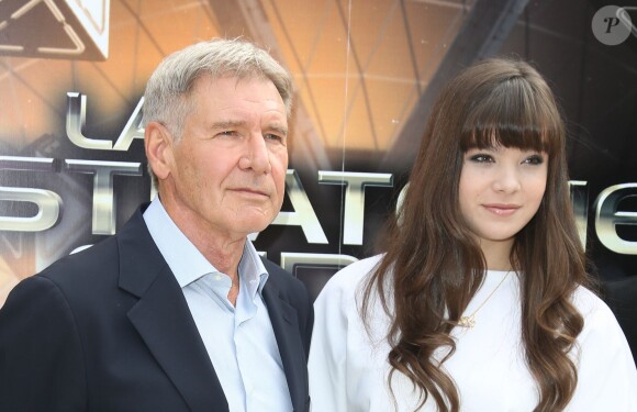 Harrison Ford et Hailee Steinfeld pendant le photocall du film "La stratégie Ender" à l'hôtel Mandarin à Paris, le 2 octobre 2013.