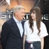 Hailee Steinfeld et Harrison Ford pendant le photocall du film "La stratégie Ender" à l'hôtel Mandarin à Paris, le 2 octobre 2013.