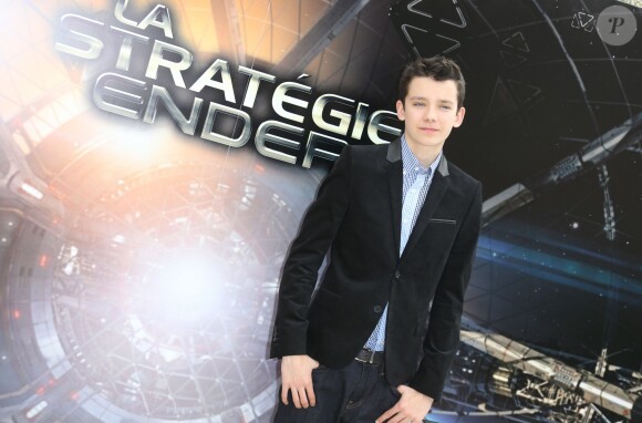 Asa Butterfield pendant le photocall du film "La stratégie Ender" à l'hôtel Mandarin à Paris, le 2 octobre 2013.