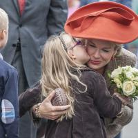 Mathilde et Philippe de Belgique : Duel de chapeaux et enfants conquis à Namur
