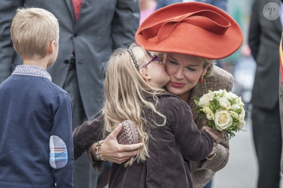 Mathilde et les enfants, une histoire d'amour ! Le roi Philippe et la reine Mathilde de Belgique étaient en visite à Namur, sixième étape de leur tournée inaugurale Joyeuses entrées, le 2 octobre 2013.
