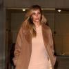 Kim Kardashian quitte l'atelier Armani Privé situé avenue Montaigne, habillée d'un manteau Max Mara, d'une jupe nude et de sandales Azzedine Alaïa assorties. Paris, le 30 septembre 2013.