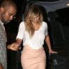 Kim Kardashian se rend avec Kanye West au restaurant de l'hôtel Costes, habillée d'un top blanc, d'une jupe Tom Ford et de sandales Azzedine Alaïa. Le 30 septembre 2013.