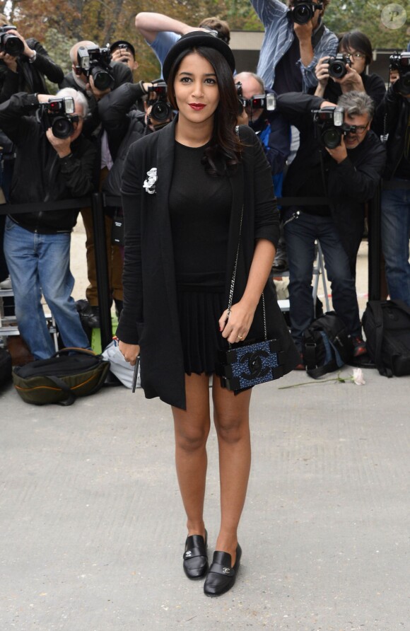 Leïla Bekhti, également tout de noir vêtue, arrive au Grand Palais pour assister au défilé Chanel. Paris, le 1er octobre 2013.