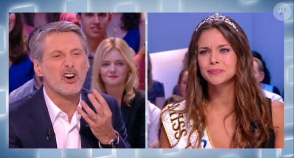 Miss France 2013 face à Antoine de Caunes. Elle remplace la Miss Météo du Grand Journal Doria Tillier, le vendredi 4 octobre 2013.