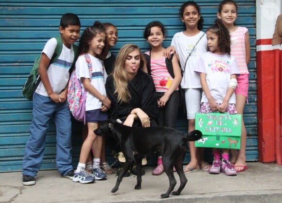 Cara Delevingne et des enfants de la favéla de Dona Marta à Rio de Janeiro, le 4 octobre 2013.