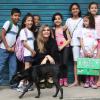 Cara Delevingne et des enfants de la favéla de Dona Marta à Rio de Janeiro, le 4 octobre 2013.