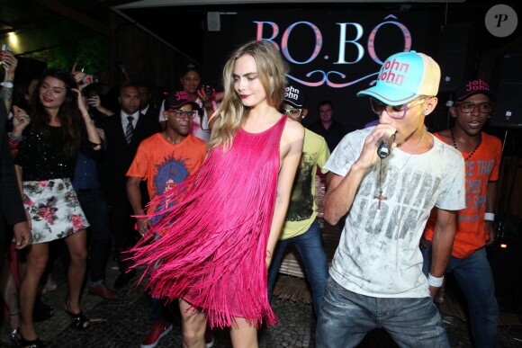 Cara Delevingne, déchaînée lors de l'after-party du lancement de la nouvelle collection de BO.BÔ au Jockey Club, animée par le groupe Os Leleks. Rio de Janeiro, le 3 octobre 2013.