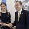 La princesse Victoria de Suède rencontre Ban Ki-moon lors de sa visite au siège des Nations unies à New York le 4 octobre 2013.