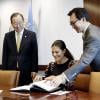 La princesse Victoria de Suède signe le livre d'or sous le regard de Ban Ki-moon, en visite au siège des Nations unies à New York le 4 octobre 2013.