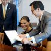 La princesse Victoria de Suède signe le livre d'or sous le regard de Ban Ki-moon, en visite au siège des Nations unies à New York le 4 octobre 2013.