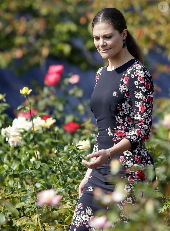 La princesse Victoria de Suède se promène dans la roseraie du siège des Nations unies à New York le 4 octobre 2013.