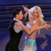 Victoria Silvstedt danse une salsa endiablée sur le plateau de Ballando con le stelle, en Italie, le samedi 5 octobre 2013.