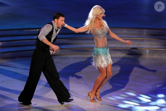 Victoria Silvstedt danse une salsa endiablée sur le plateau de Ballando con le stelle, en Italie, le samedi 5 octobre 2013.