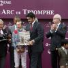 Thierry Jarnet reçoit son prix des mains du Cheikh Joan Bin Hamad Al Thani et ses enfants Cheikh Hamad Bin Joan Al Thani et Cheikh Sheikh Tamim Bin Joan Al Thani, Christophe de Margerie au Qatar Prix de l'Arc de Triomphe à Longchamp le 6 octobre 2013.